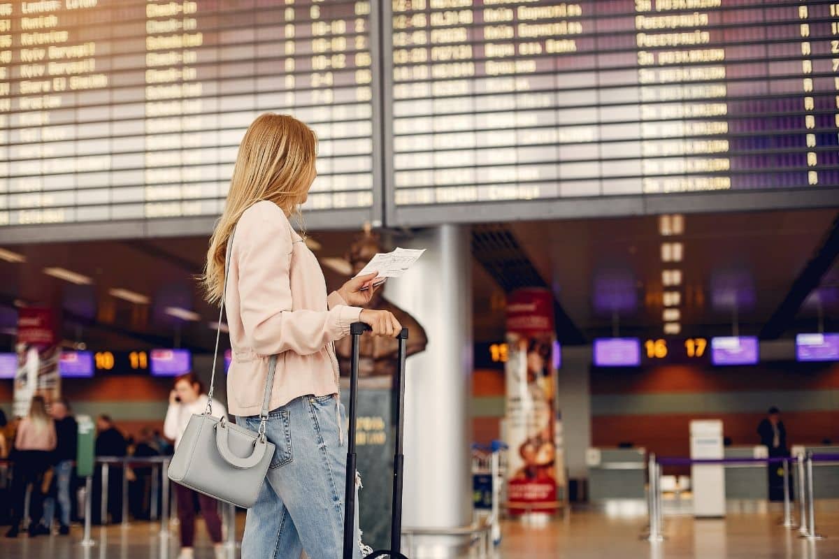Common Mistakes People Make While Booking Flight Tickets | مکالمه با پارتنر زبان | ECC